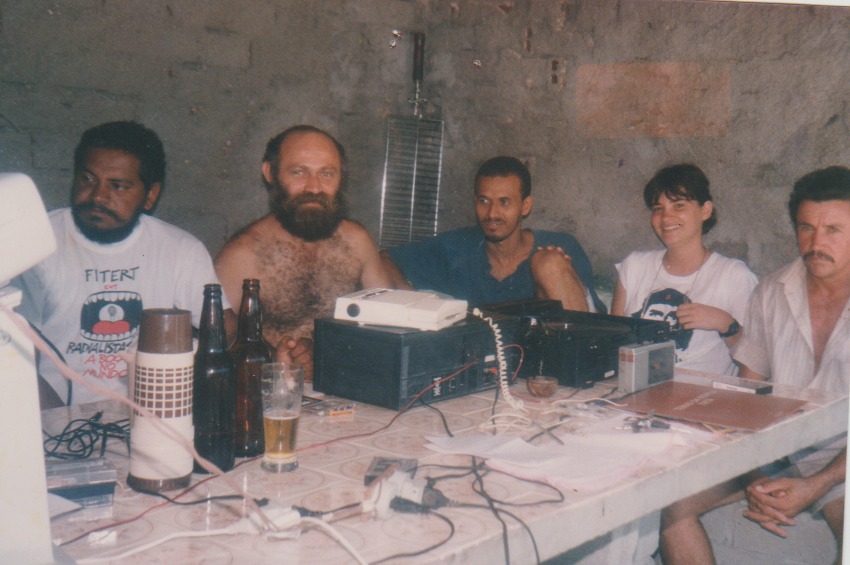 Primeira transmissão da Rádio Novos Rumos, no subsolo da casa do Tião Santos (um dos idealizadores da Rádio). Ismael Lopes, segundo da esquerda para direita (sem camisa).