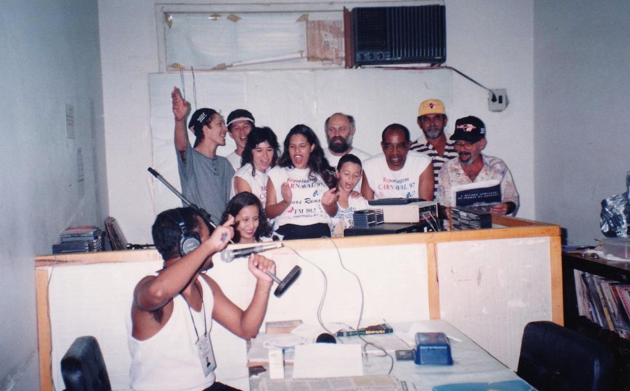Segundo estúdio da Novos Rumos (1995) Ismael Lopes (centro da foto) com equipe de programadores e operadores de áudio, formada por jovens da comunidade.