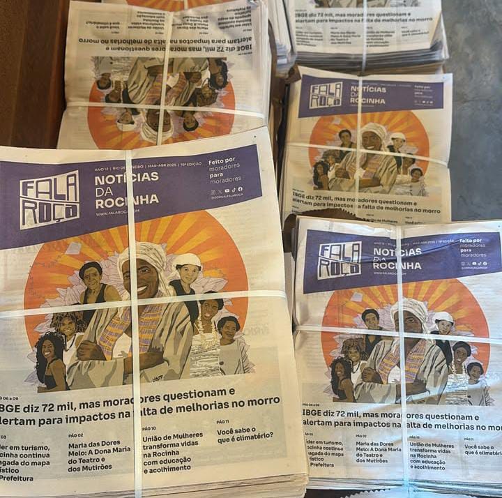 Distribuição do Jornal Fala Roça nas ruas da Rocinha. Informação feita por e para moradores, com foco nas realidades locais.