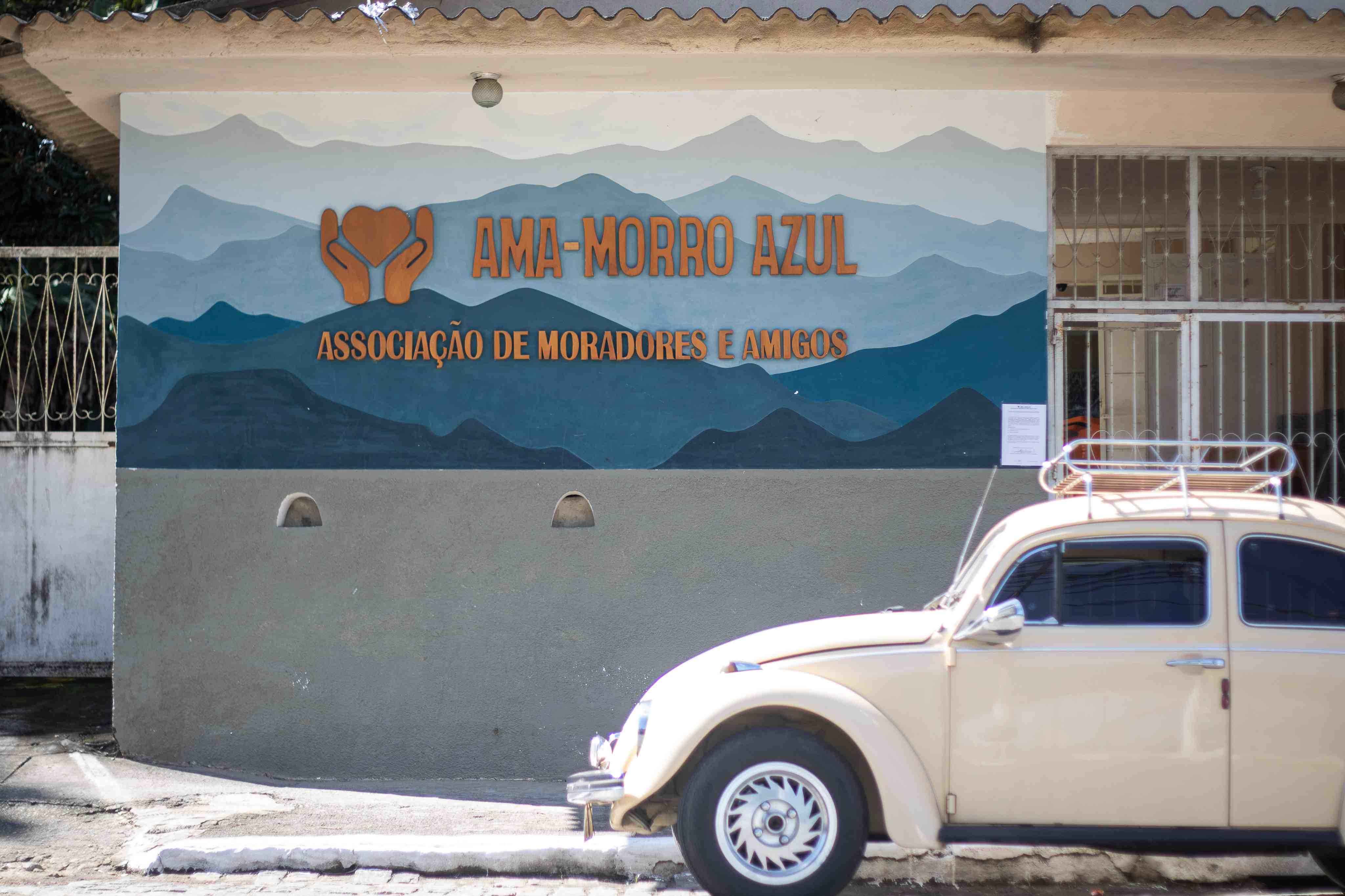 Fachada da sede da associação de moradores de Morro Azul com painel artístico.
