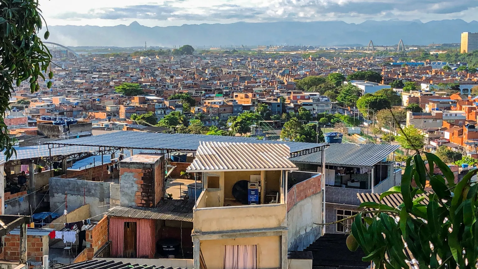 Vista do Complexo da Maré com suas 16 favelas e cerca de 140 mil habitantes.