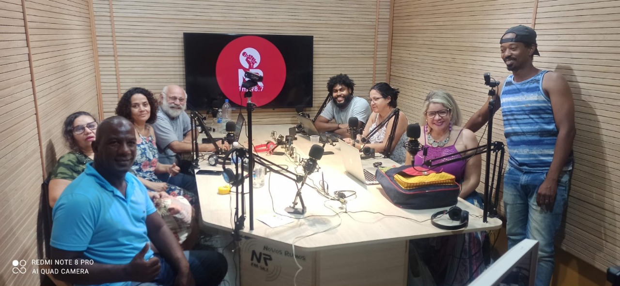 Ismael, no fundo do quadro à esquerda, com a equipe atual da Rádio Novos Rumos.