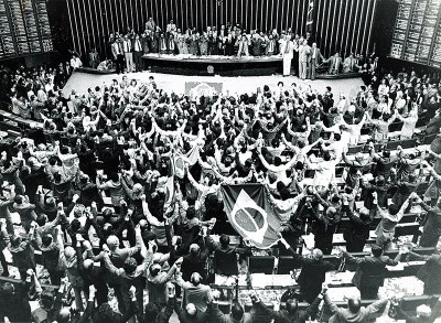 Congresso aprova texto final da Constituição na sessão de 22/09/1988.