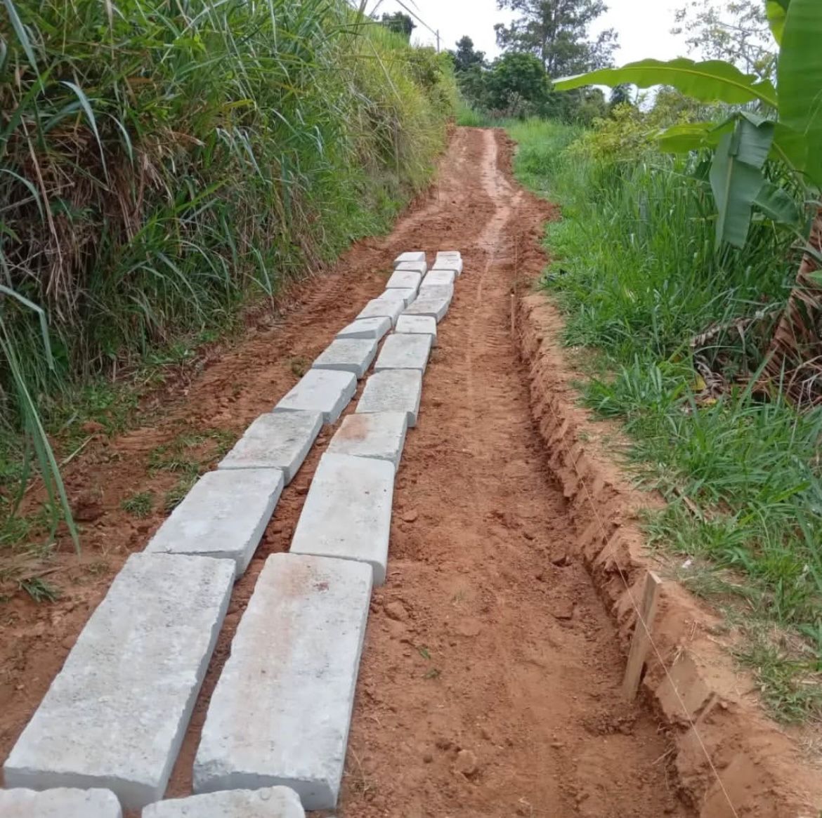 Moradores do Jardim Primavera iniciam obra em estrada de terra, mostrando força da mobilização comunitária em busca por melhorias da calçada no bairro.