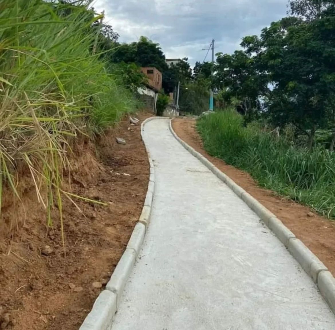 Com união e esforço dos moradores, o Jardim Primavera agora conta com via pavimentada, garantindo mais segurança e dignidade no trajeto diário. Obra concluída no bairro..